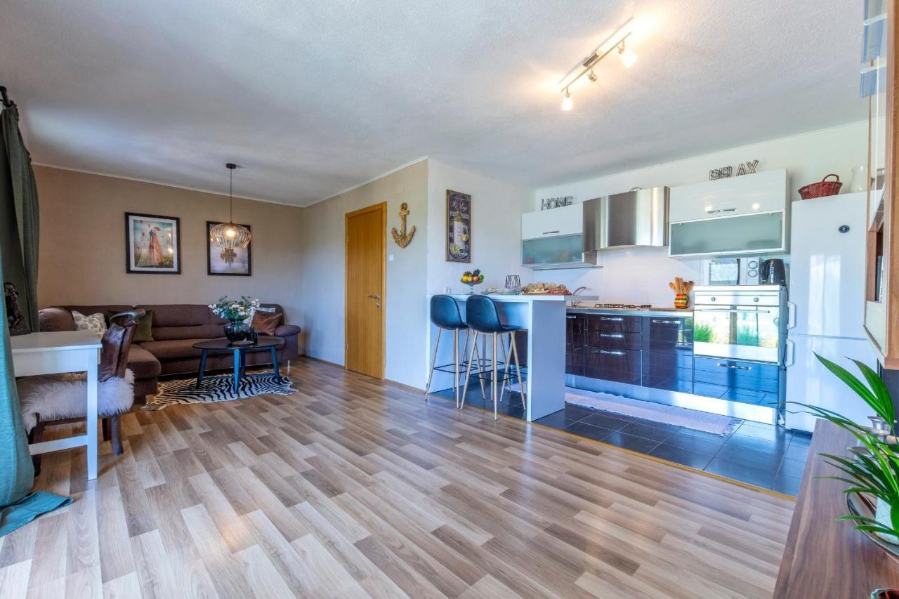 Apartman Ella Peracko Blato Esterno foto
